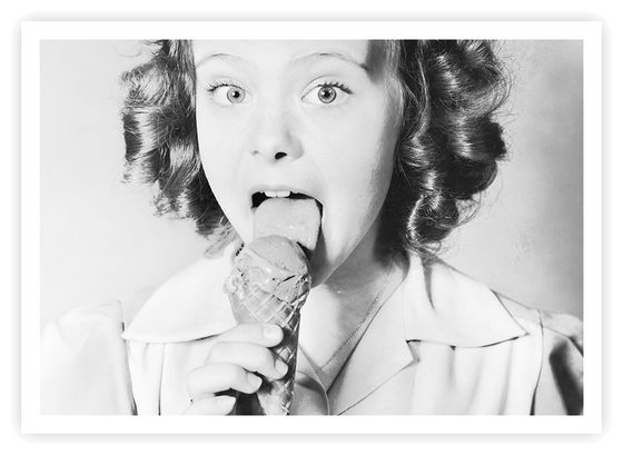 Vintage-Foto: Mädchen genießt eine Eiswaffel